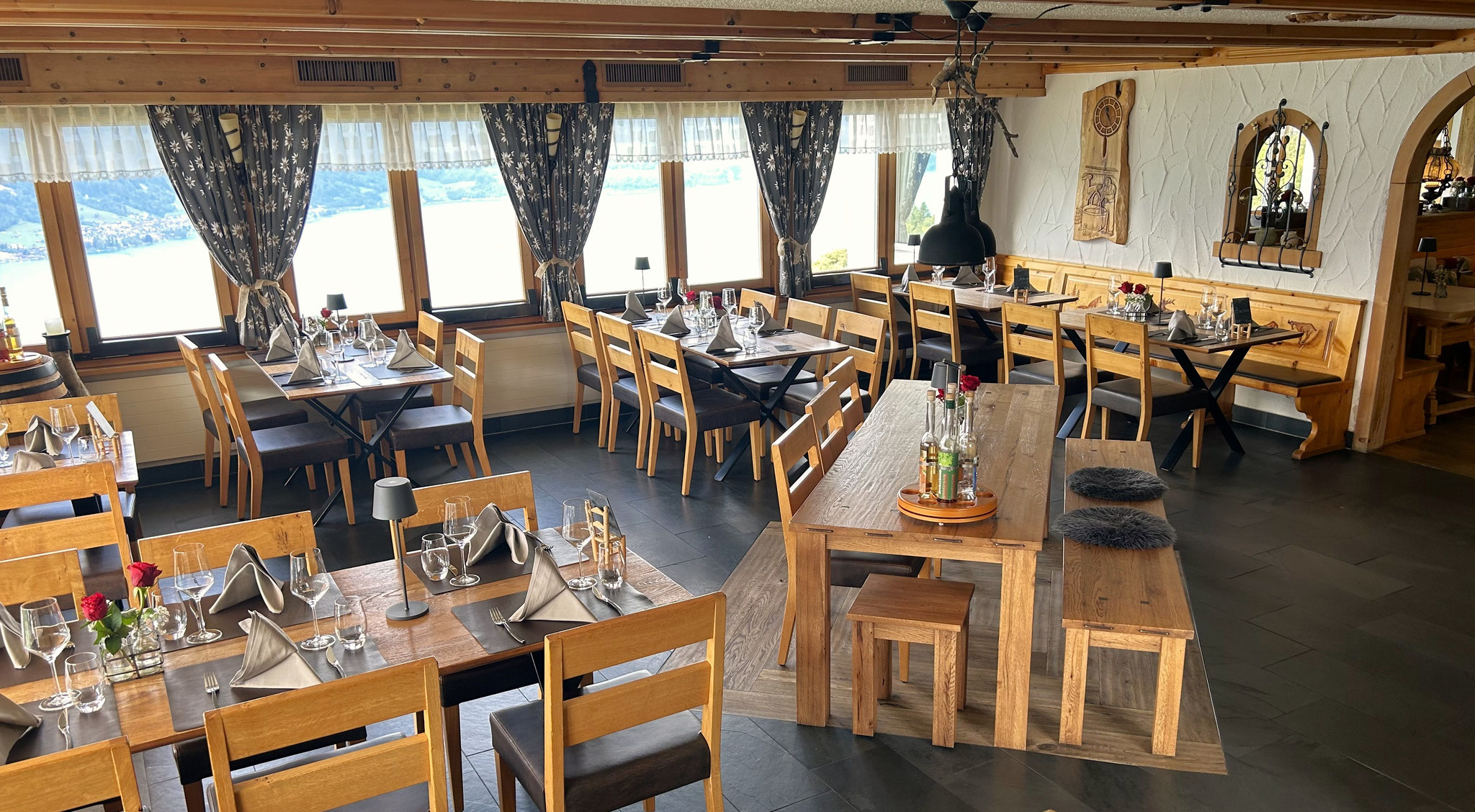 Blick vom Restaurant Luegibrüggli auf Thunersee, Brienzersee und das Jungfraumassiv